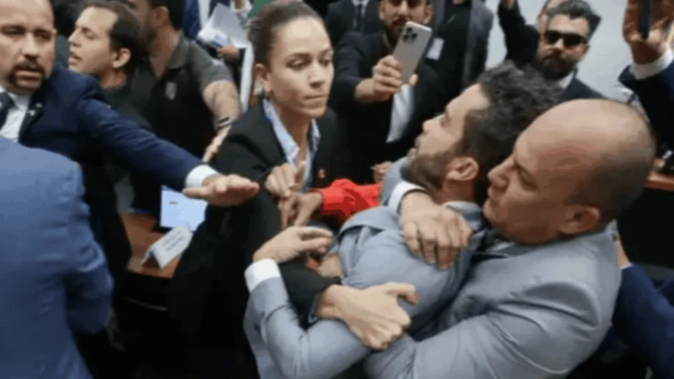 Saiba quem é o deputado que levou mata-leão em briga na Câmara