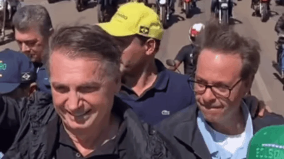 Vídeo: Bolsonaro desembarca no aeroporto de Palmas nesta sexta