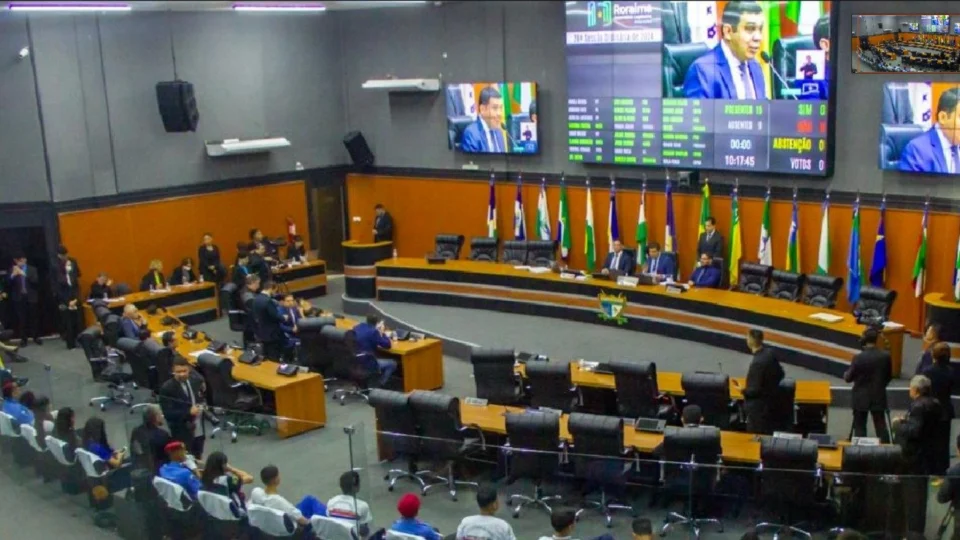 Deputados aprovam reestruturação de carreiras e 13º no mês do aniversário em sessão da ALE-RR