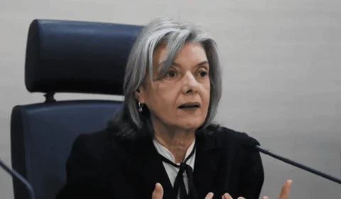 Cármen Lúcia toma posse como presidente do TSE