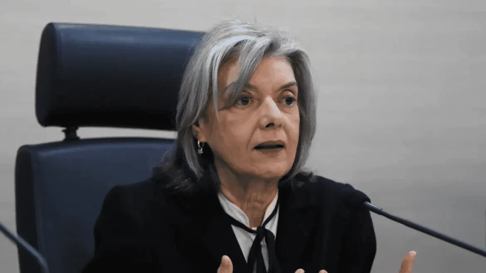 Cármen Lúcia toma posse como presidente do TSE