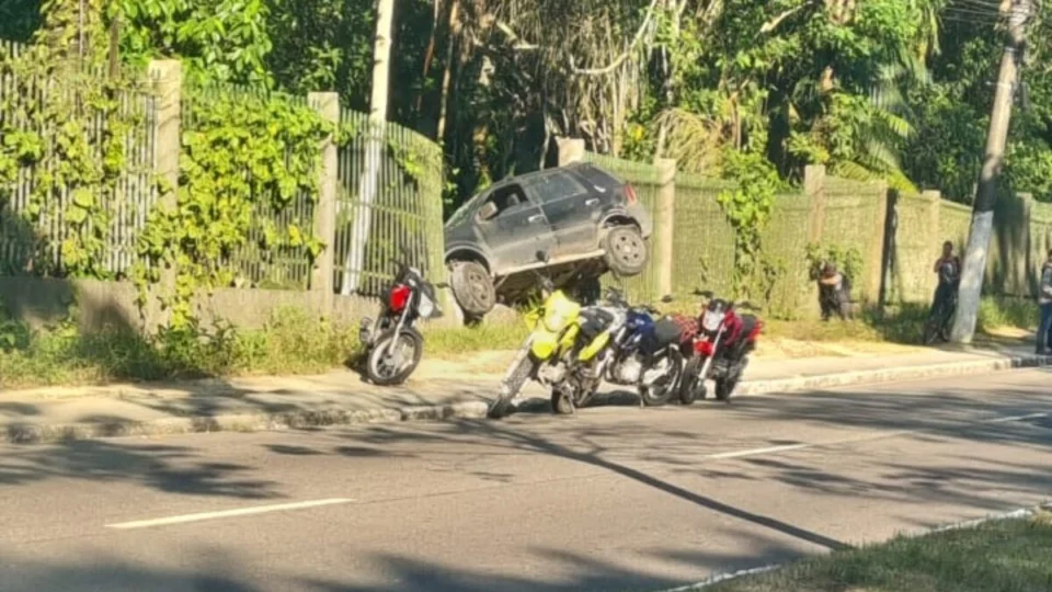 VÍDEO: motorista sai da pista e carro bate em muro da Ufam