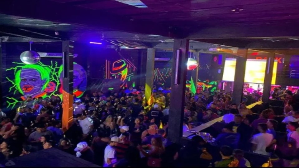 Jovem é morta a tiros dentro de casa noturna no AM