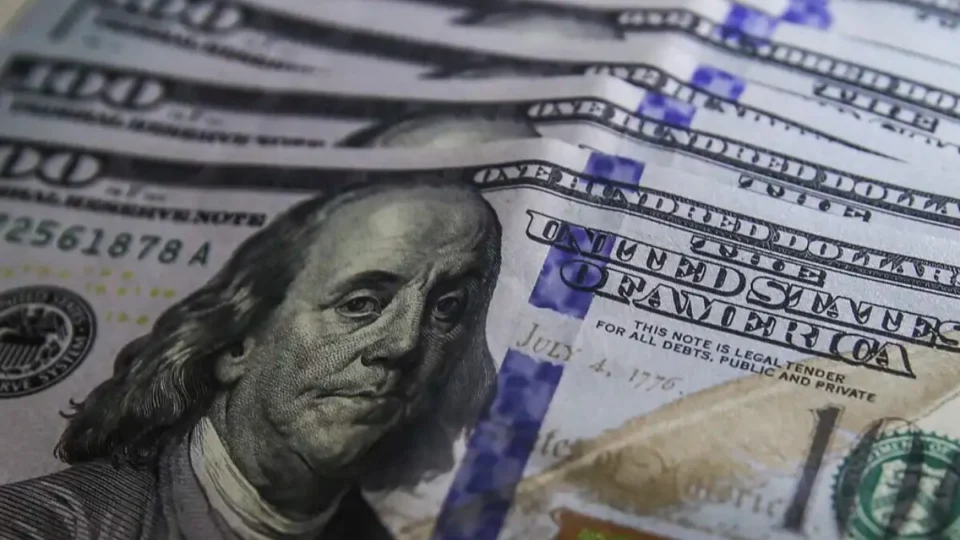 Voluntários acham US$10 mil em mala doada a vítimas no RS