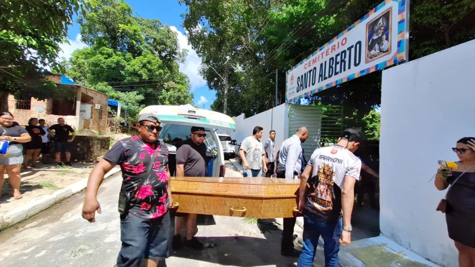 Integrante de quadrilha junina é enterrada sob acusações de negligência