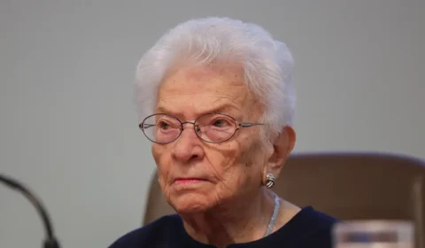 Luiza Erundina deixa UTI e recebe visita de Lula