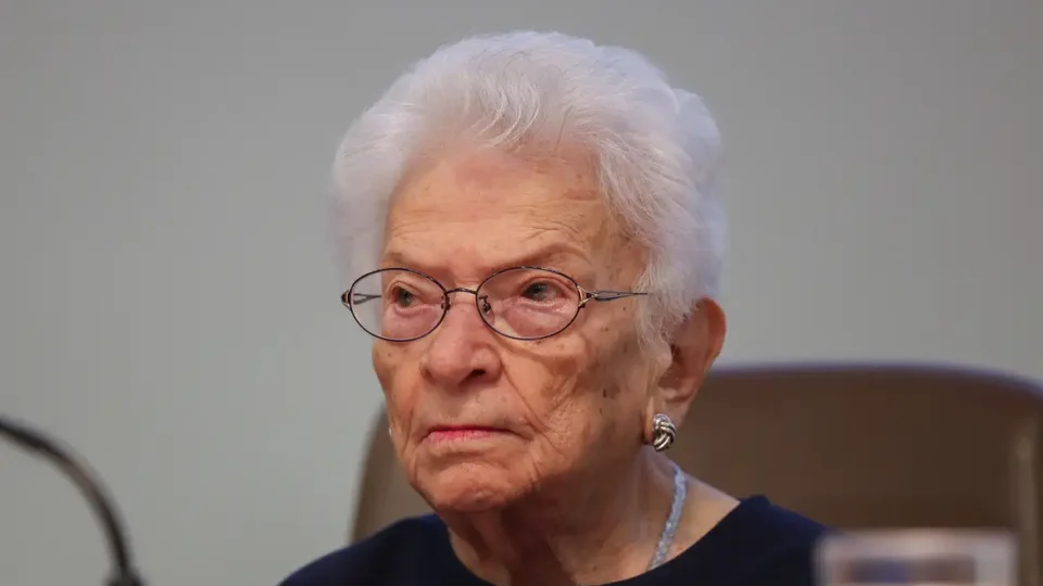 Luiza Erundina deixa UTI e recebe visita de Lula