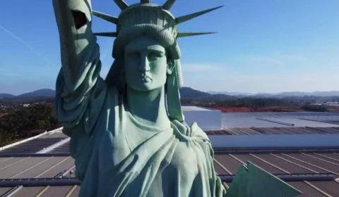 VÍDEO: Estátua da Liberdade da Havan é erguida em Manaus