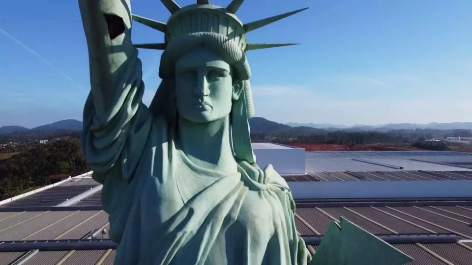 VÍDEO: Estátua da Liberdade da Havan é erguida em Manaus