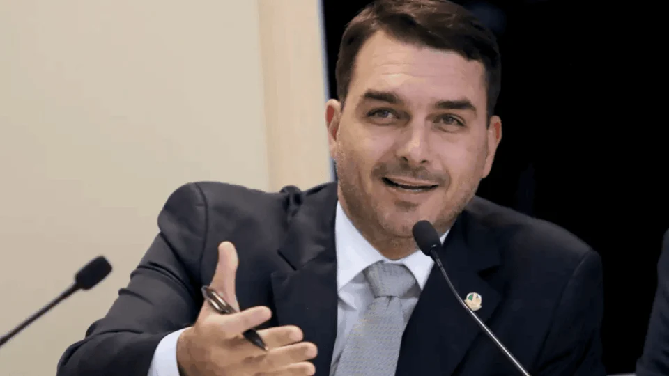 ‘Praia vai continuar sendo de todos’, diz Flávio Bolsonaro
