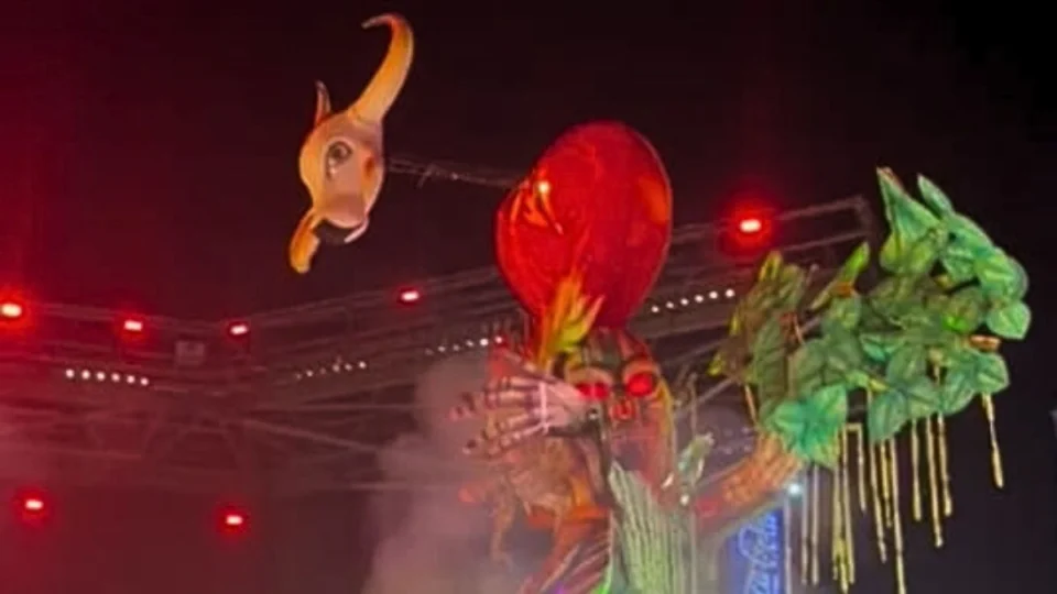 Festival de Parintins: Garantido fecha primeira noite