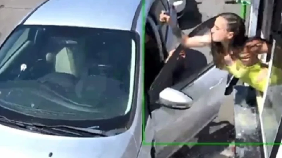 Garçonete dá marteladas em cliente nos EUA após confusão; veja vídeo