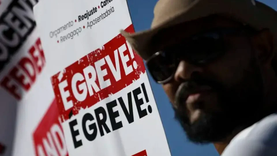 Professores decidem manter greve nas universidades federais