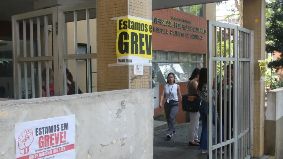 Greve: professores devem se manifestar sobre proposta até sexta