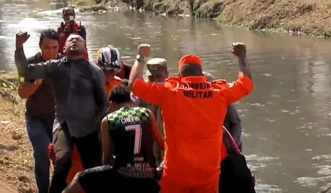 VÍDEO: assista momento exato de resgate de idoso em bueiro de Manaus