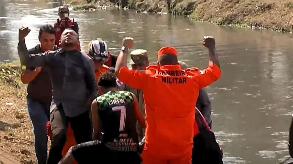 VÍDEO: assista momento exato de resgate de idoso em bueiro de Manaus