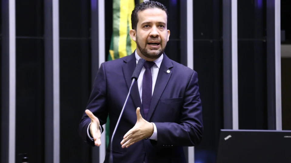 André Janones vira réu por crime de injúria a Bolsonaro, decide STF