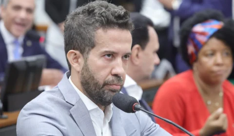 Vídeo: Deputado André Janones cospe em homem no shopping de Brasília