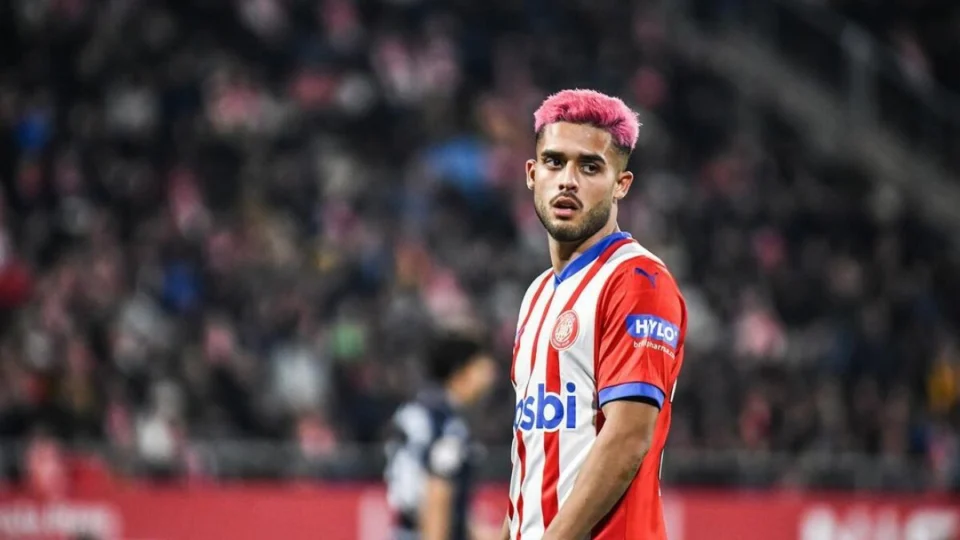 Jogador da Seleção Brasileira recebe pedido da CBF para tirar cabelo rosa; entenda