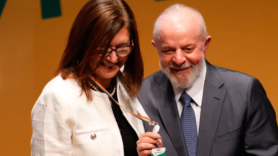 Lula quer Petrobras lucrativa e líder da transição energética