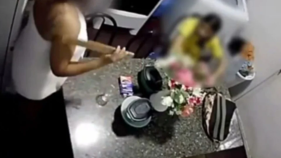 VÍDEO: madrasta é pega agredindo criança com pauladas em Manaus