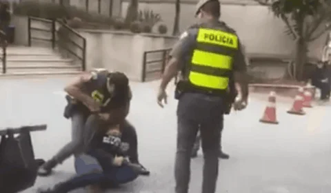 VÍDEO: policial aplica ‘mata-leão’ em pipoqueiro durante abordagem