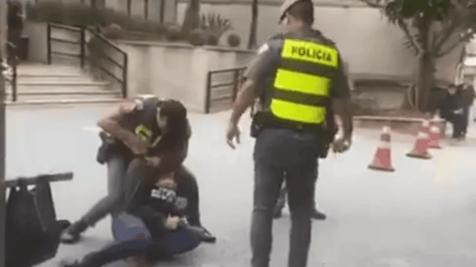 VÍDEO: policial aplica ‘mata-leão’ em pipoqueiro durante abordagem