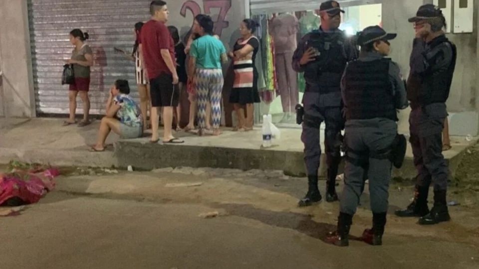 Homem é baleado enquanto conversava com amigo e morre no AM