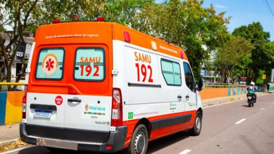 Motociclista se fere ao andar na contramão e atingir carro em Manaus