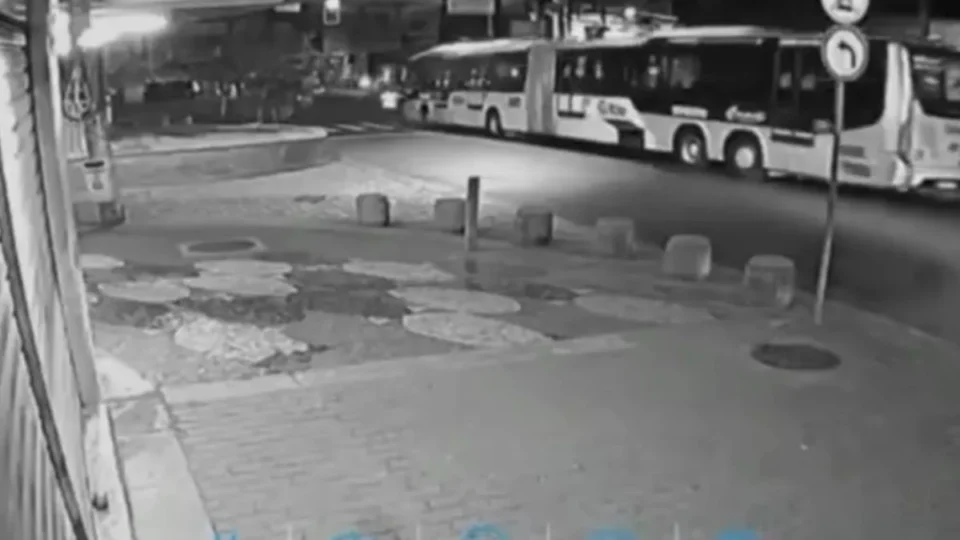 VÍDEO: motorista morre após ser atropelado pelo próprio ônibus no Rio