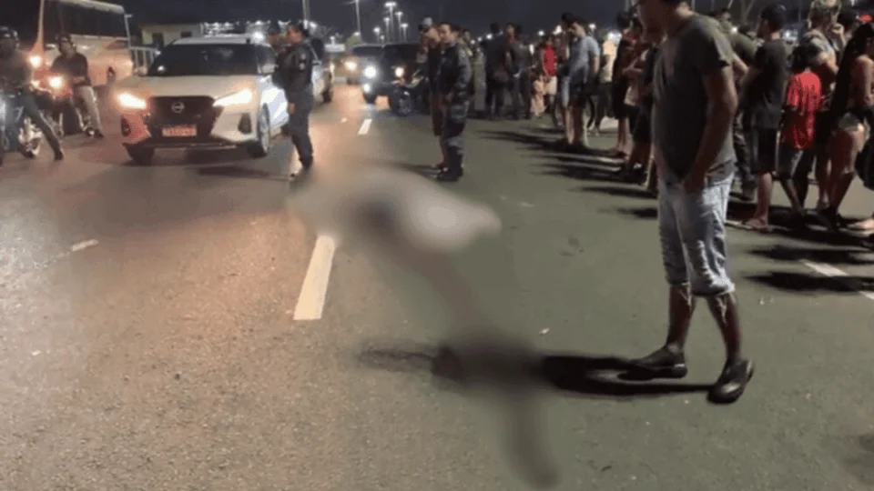 VÍDEO: mototaxista morre em grave acidente com ambulância em Manaus