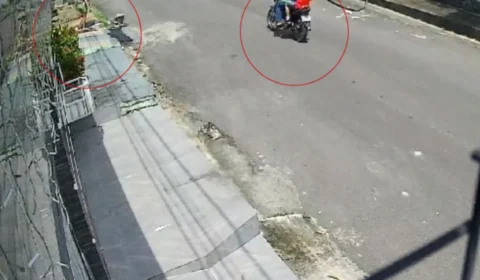 Mulher é assaltada por dupla de moto em Manaus