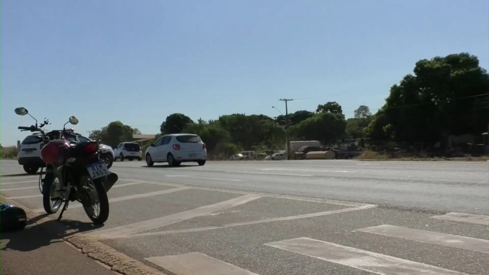 Mulher é atropelada em faixa de pedestre na BR-010 em Palmas