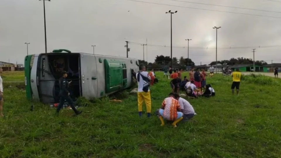 Ônibus com quadrilha junina do Amazonas tomba na BR-174