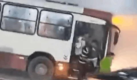 VÍDEO: ônibus pega fogo em Manaus, causa pânico e correria entre passageiros