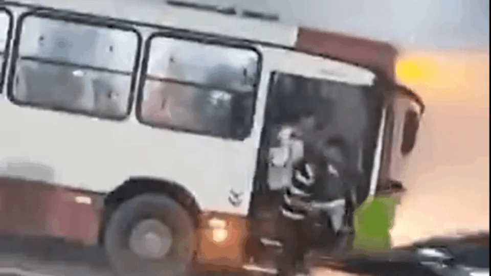 VÍDEO: ônibus pega fogo em Manaus, causa pânico e correria entre passageiros