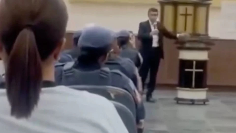 Em vídeo, Pastor prega em reunião da Polícia Militar na Igreja Universal