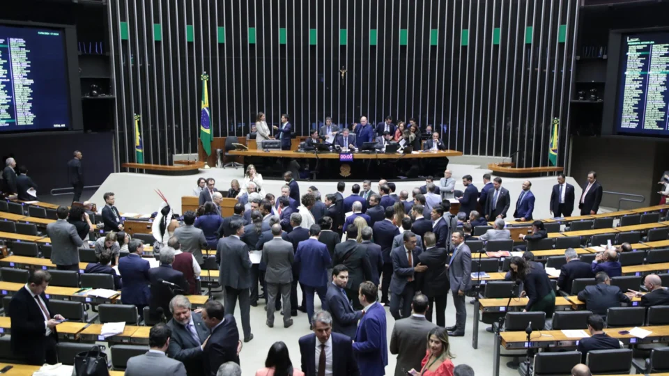 Câmara aprova MP que destina R$ 1 bi para povo Yanomami e combate a garimpo ilegal