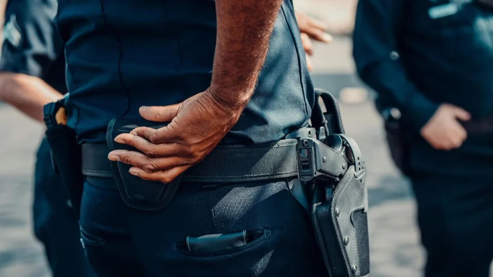 Homem é preso por ameaçar PM com faca em Cantá