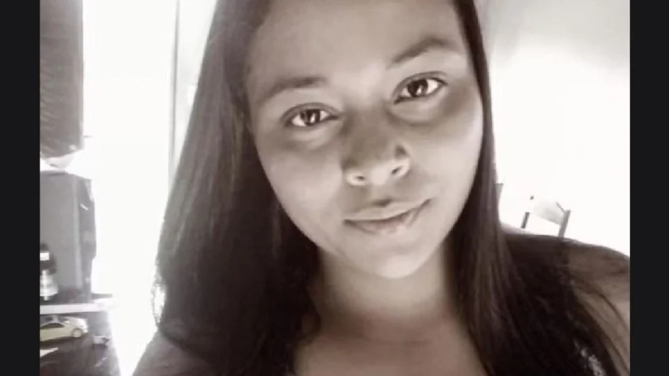 Professora morre ao ser atingida por árvore na cabeça