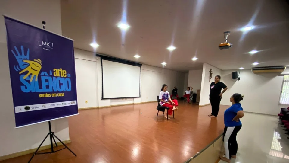 ‘A Arte do silêncio’ promove teatro para surdos em Manaus