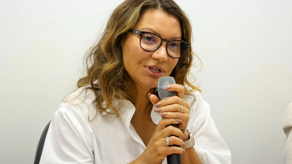 Janja pede apoio a prefeitos em Paris no combate a fome