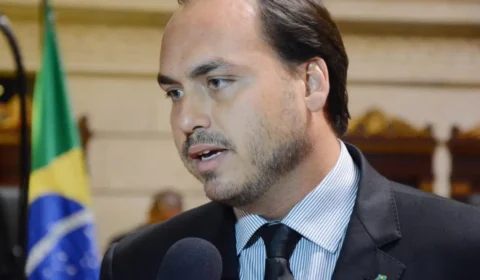 Carlos Bolsonaro diz ter encontrado o pai com hematoma no rosto e pés sangrando na PF