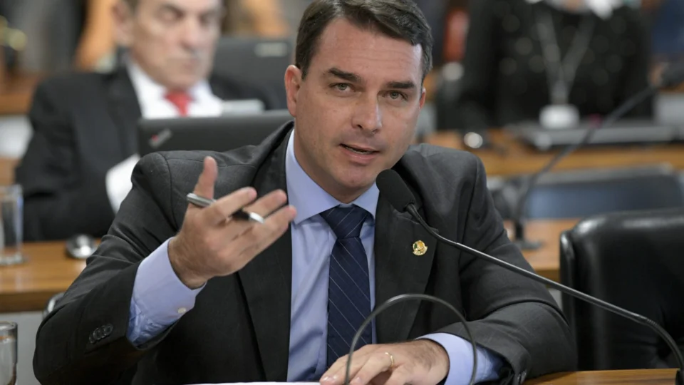 Flávio Bolsonaro diz que virada de cabeça de Trump foi ‘Deus no controle’