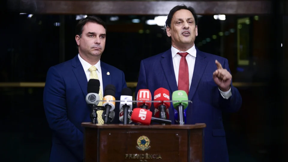 Wassef quis assento escondido em avião para recuperar Rolex, diz PF