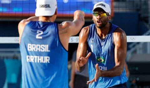 Olimpíadas 2024: Evandro e Arthur vão às oitavas no vôlei de praia