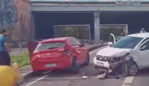 VÍDEO: carros se chocam e ficam atravessados em avenida de Manaus