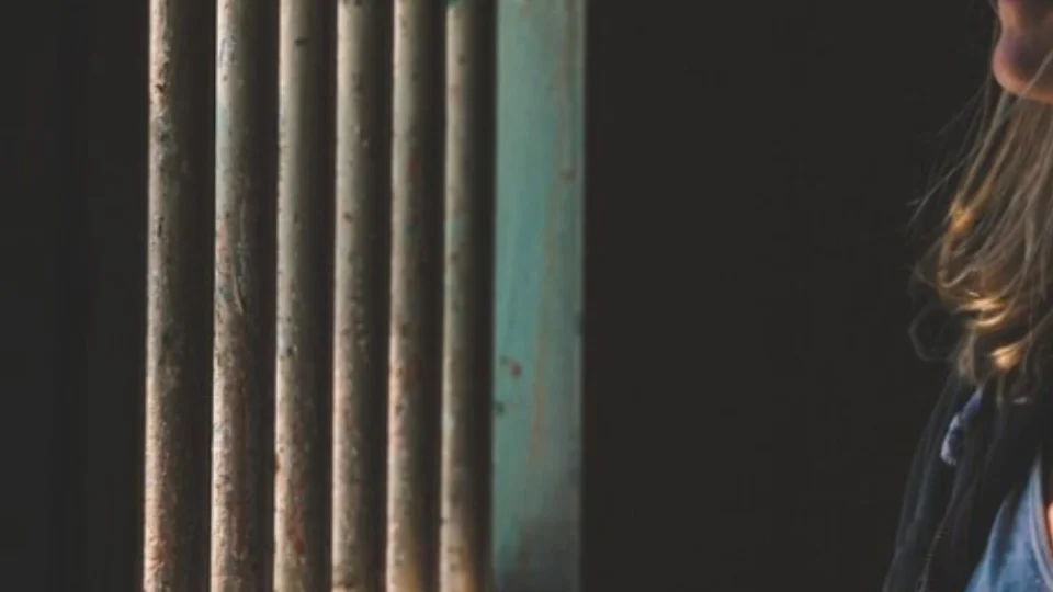 Brasileira presa em Londres por vídeo de sexo fez reality polêmico de casais