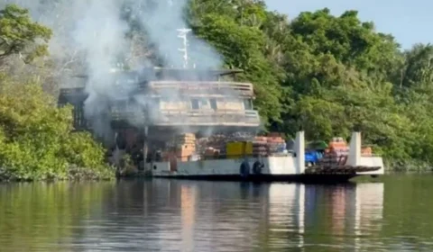 Busca por desaparecidos em incêndio em barco no AM é retomada