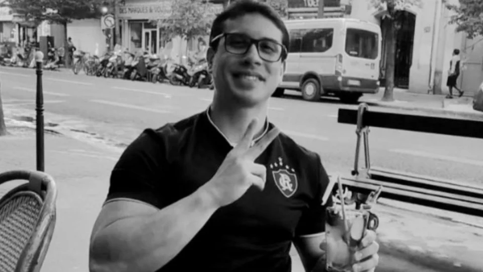 Cantor morre após sofrer descarga elétrica em show no Pará